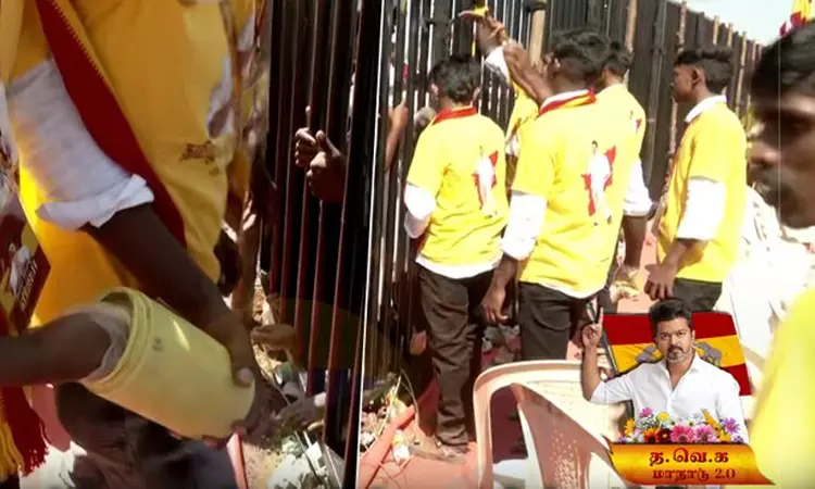 தவெக மாநாடு - ராம்ப் வாக் தடுப்புகளில் கிரீஸ்... ... இந்தக் கூட்டம் ஓட்டாக மட்டும் அல்ல; ஆட்சியாளர்களுக்கு வேட்டாகவும் மாறும்: விஜய் தவெக மாநாடு - ராம்ப் வாக் தடுப்புகளில் கிரீஸ்... ... இந்தக் கூட்டம் ஓட்டாக மட்டும் அல்ல; ஆட்சியாளர்களுக்கு வேட்டாகவும் மாறும்: விஜய்