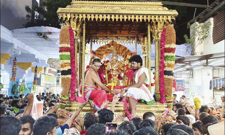 திருச்செந்தூர் கோவிலில் ஆவணித்திருவிழா: சிவப்பு சாத்தி கோலத்தில் சுவாமி சண்முகர் வீதி உலா