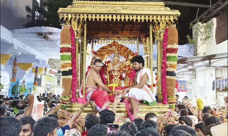 திருச்செந்தூர் கோவிலில் ஆவணித்திருவிழா: சிவப்பு சாத்தி கோலத்தில் சுவாமி சண்முகர் வீதி உலா