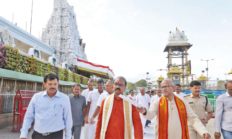 திருமலை பிரம்மோற்சவ விழா.. பக்தர்கள் சிரமம் இன்றி வாகன சேவைகளை காண ஏற்பாடு: நிர்வாக அதிகாரி தகவல்