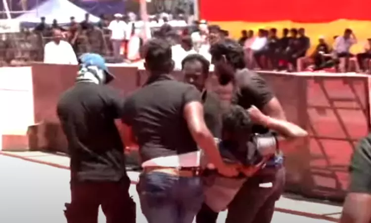 மயங்கி விழுந்த தவெக தொண்டர்.. பதறி ஓடிய பவுன்சர்ஸ்... ... இந்தக் கூட்டம் ஓட்டாக மட்டும் அல்ல; ஆட்சியாளர்களுக்கு வேட்டாகவும் மாறும்: விஜய் மயங்கி விழுந்த தவெக தொண்டர்.. பதறி ஓடிய பவுன்சர்ஸ்... ... இந்தக் கூட்டம் ஓட்டாக மட்டும் அல்ல; ஆட்சியாளர்களுக்கு வேட்டாகவும் மாறும்: விஜய்