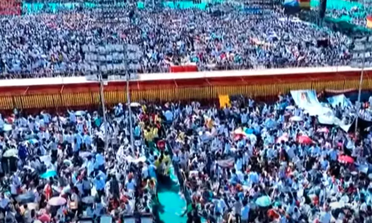 தவெக மாநாடு: வெயில் பாதிப்பால் தொண்டர்கள் 3 பேர்... ... இந்தக் கூட்டம் ஓட்டாக மட்டும் அல்ல; ஆட்சியாளர்களுக்கு வேட்டாகவும் மாறும்: விஜய் தவெக மாநாடு: வெயில் பாதிப்பால் தொண்டர்கள் 3 பேர்... ... இந்தக் கூட்டம் ஓட்டாக மட்டும் அல்ல; ஆட்சியாளர்களுக்கு வேட்டாகவும் மாறும்: விஜய்