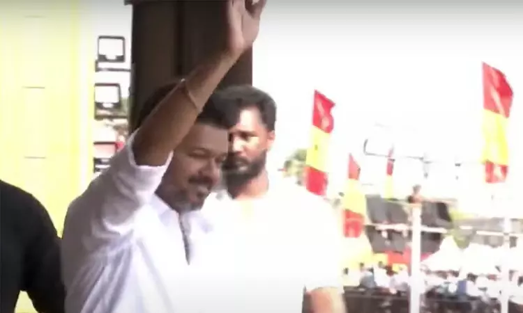 இந்தக் கூட்டம் ஓட்டாக மட்டும் அல்ல; ஆட்சியாளர்களுக்கு வேட்டாகவும் மாறும்: விஜய் இந்தக் கூட்டம் ஓட்டாக மட்டும் அல்ல; ஆட்சியாளர்களுக்கு வேட்டாகவும் மாறும்: விஜய்