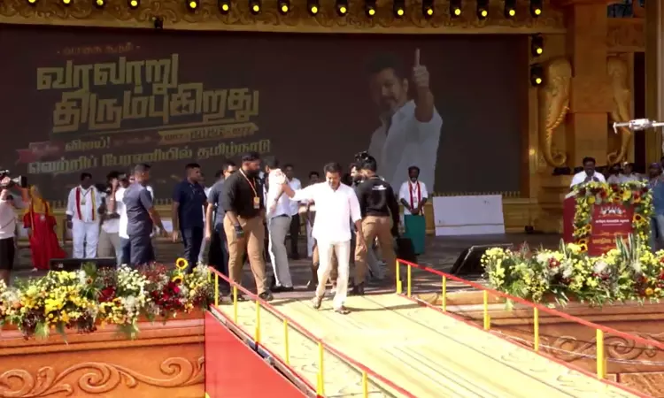 மாநாட்டு மேடைக்கு வந்தார் விஜய் தவெக 2-வது மாநில... ... இந்தக் கூட்டம் ஓட்டாக மட்டும் அல்ல; ஆட்சியாளர்களுக்கு வேட்டாகவும் மாறும்: விஜய் மாநாட்டு மேடைக்கு வந்தார் விஜய் தவெக 2-வது மாநில... ... இந்தக் கூட்டம் ஓட்டாக மட்டும் அல்ல; ஆட்சியாளர்களுக்கு வேட்டாகவும் மாறும்: விஜய்