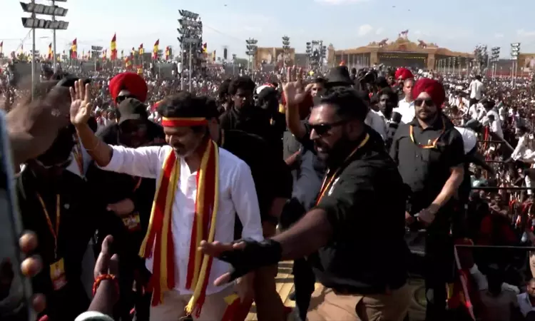 இந்தக் கூட்டம் ஓட்டாக மட்டும் அல்ல; ஆட்சியாளர்களுக்கு வேட்டாகவும் மாறும்: விஜய் இந்தக் கூட்டம் ஓட்டாக மட்டும் அல்ல; ஆட்சியாளர்களுக்கு வேட்டாகவும் மாறும்: விஜய்