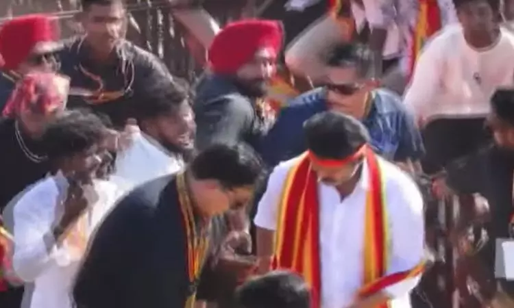 தடுப்புகளை தாண்டி ராம்ப் வாக்கில் ஏறிய தொண்டர்கள் ... ... இந்தக் கூட்டம் ஓட்டாக மட்டும் அல்ல; ஆட்சியாளர்களுக்கு வேட்டாகவும் மாறும்: விஜய் தடுப்புகளை தாண்டி ராம்ப் வாக்கில் ஏறிய தொண்டர்கள் ... ... இந்தக் கூட்டம் ஓட்டாக மட்டும் அல்ல; ஆட்சியாளர்களுக்கு வேட்டாகவும் மாறும்: விஜய்