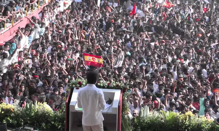 தமிழக அரசியலையே மாற்றும் மாநாடு இது - விஜய் அதிரடி... ... இந்தக் கூட்டம் ஓட்டாக மட்டும் அல்ல; ஆட்சியாளர்களுக்கு வேட்டாகவும் மாறும்: விஜய் தமிழக அரசியலையே மாற்றும் மாநாடு இது - விஜய் அதிரடி... ... இந்தக் கூட்டம் ஓட்டாக மட்டும் அல்ல; ஆட்சியாளர்களுக்கு வேட்டாகவும் மாறும்: விஜய்