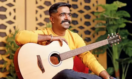 தமிழில் அறிமுகமாகும் “கேஜிஎப்” இசையமைப்பாளர் தமிழில் அறிமுகமாகும் “கேஜிஎப்” இசையமைப்பாளர்