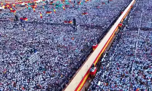 தவெக 2-வது மாநில மாநாடு தொடங்கியது - தொண்டர்கள்... ... இந்தக் கூட்டம் ஓட்டாக மட்டும் அல்ல; ஆட்சியாளர்களுக்கு வேட்டாகவும் மாறும்: விஜய் தவெக 2-வது மாநில மாநாடு தொடங்கியது - தொண்டர்கள்... ... இந்தக் கூட்டம் ஓட்டாக மட்டும் அல்ல; ஆட்சியாளர்களுக்கு வேட்டாகவும் மாறும்: விஜய்