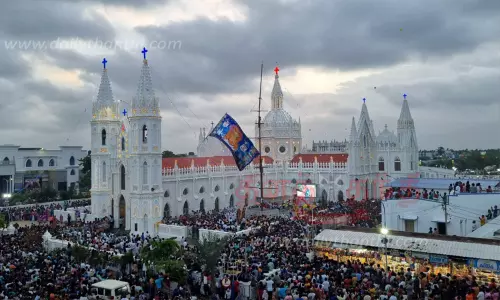 வேளாங்கண்ணி கோவில் கொடியேற்றம்: நாகப்பட்டினத்தில் 2 வட்டங்களுக்கு 29-ந்தேதி விடுமுறை வேளாங்கண்ணி கோவில் கொடியேற்றம்: நாகப்பட்டினத்தில் 2 வட்டங்களுக்கு 29-ந்தேதி விடுமுறை