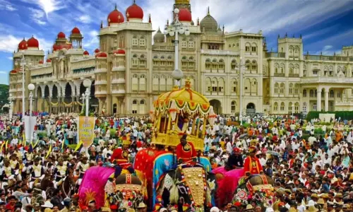 மைசூரு தசரா விழாவில் விமான சாகச நிகழ்ச்சி; மத்திய அரசு அனுமதி மைசூரு தசரா விழாவில் விமான சாகச நிகழ்ச்சி; மத்திய அரசு அனுமதி