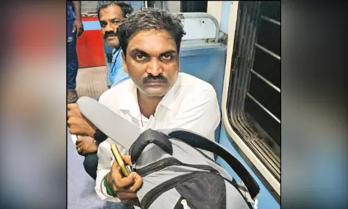 ராமேசுவரம்-கோவை ரெயிலில் போலி டிக்கெட் பரிசோதகர் கைது ராமேசுவரம்-கோவை ரெயிலில் போலி டிக்கெட் பரிசோதகர் கைது