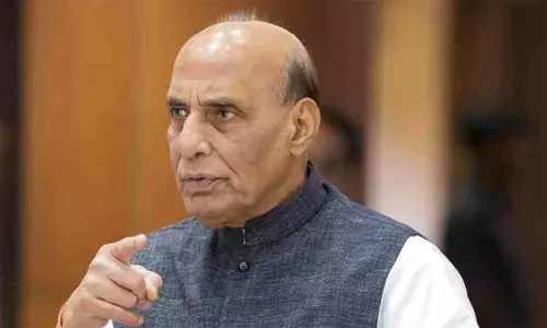 துணை ஜனாதிபதி தேர்தல்: உத்தவ் தாக்கரேயிடம் ராஜ்நாத் சிங் ஆதரவு கோரினார் துணை ஜனாதிபதி தேர்தல்: உத்தவ் தாக்கரேயிடம் ராஜ்நாத் சிங் ஆதரவு கோரினார்