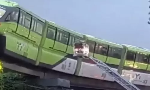 அதிக பாரம்...  அந்தரத்தில் நடுவழியில் நின்ற ரெயிலால் பரபரப்பு