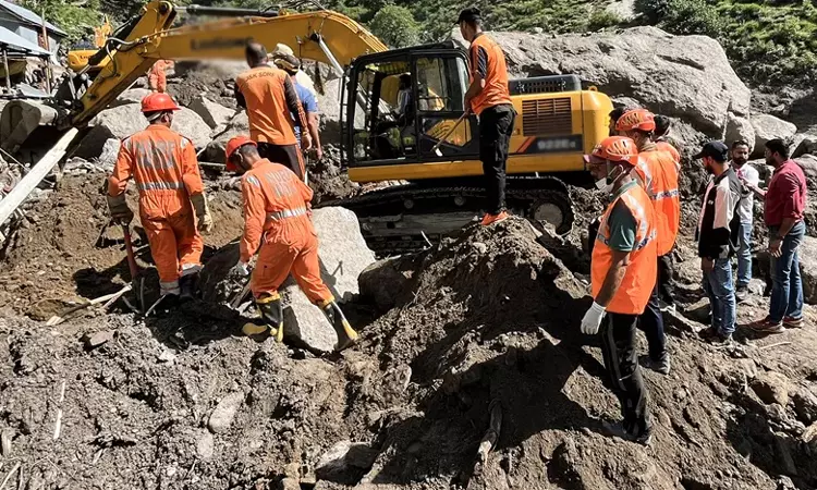 காஷ்மீரில் ஏற்பட்ட நிலச்சரிவு, திடீர் வெள்ளம்: மாயமான 33 பேரை தேடும் பணி தீவிரம்