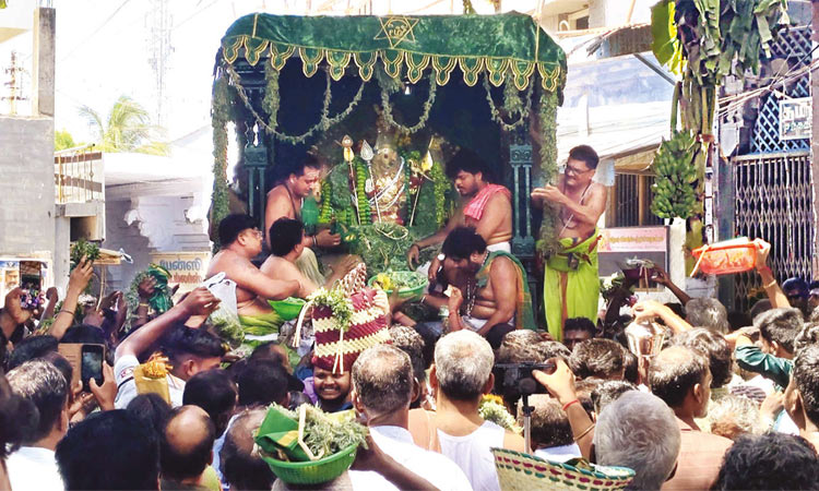 திருச்செந்தூர் கோவிலில் ஆவணித் திருவிழா: பச்சை சாத்தி கோலத்தில் சுவாமி சண்முகர் வீதி உலா