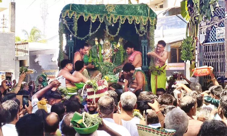 திருச்செந்தூர் கோவிலில் ஆவணித் திருவிழா: பச்சை சாத்தி கோலத்தில் சுவாமி சண்முகர் வீதி உலா