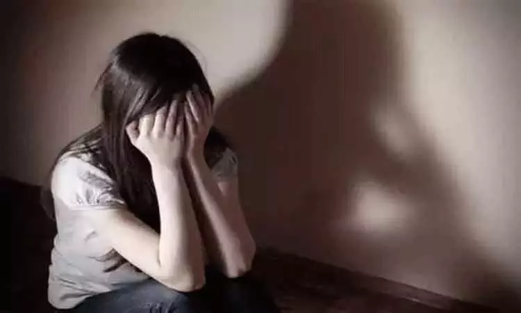 பக்கத்து வீட்டுக்காரர்களை நம்பி காரில் சென்ற இளம்பெண் பாலியல் பலாத்காரம் - இருவர் கைது