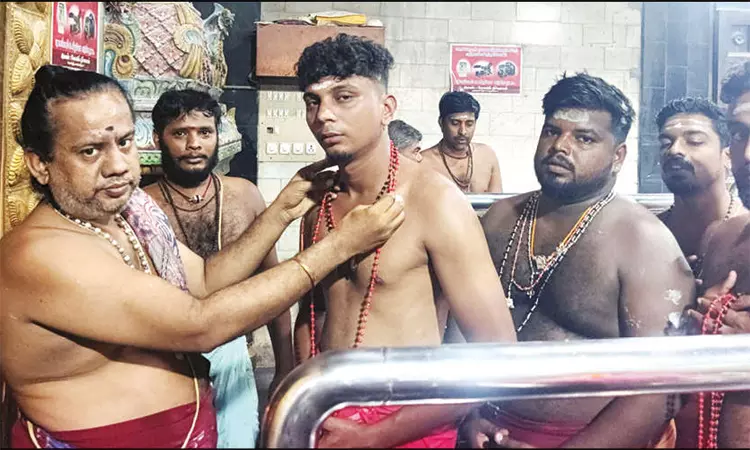 தசரா விழாவுக்கு மாலையணிந்து விரதம் தொடங்கிய பக்தர்கள்