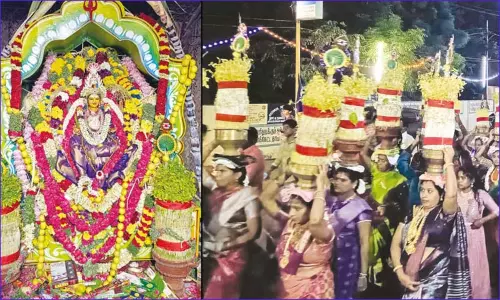 ராமேஸ்வரம் முத்துமாரியம்மன் கோவில் திருவிழா: முளைப்பாரியுடன் பெண்கள் ஊர்வலம் ராமேஸ்வரம் முத்துமாரியம்மன் கோவில் திருவிழா: முளைப்பாரியுடன் பெண்கள் ஊர்வலம்