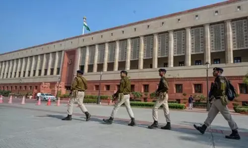 நாடாளுமன்ற வளாகத்தில் பாதுகாப்பு மீறல்.. சுவரைத் தாண்டி உள்ளே நுழைந்த மர்ம நபரால் பரபரப்பு