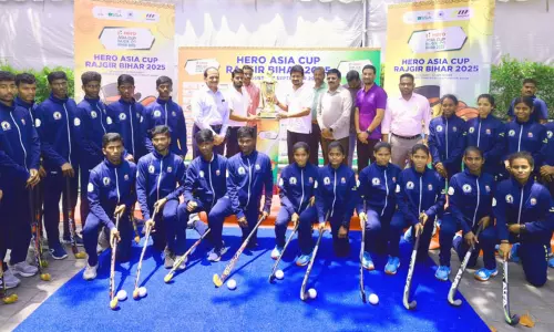 ஆசிய கோப்பை ஆக்கி: டிராபி சுற்றுப்பயணத்தை தொடங்கி வைத்த உதயநிதி ஸ்டாலின் ஆசிய கோப்பை ஆக்கி: டிராபி சுற்றுப்பயணத்தை தொடங்கி வைத்த உதயநிதி ஸ்டாலின்