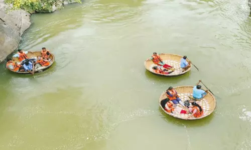 நீர்வரத்து குறைந்தது: ஒகேனக்கல்லில் பரிசல் இயக்க அனுமதி நீர்வரத்து குறைந்தது: ஒகேனக்கல்லில் பரிசல் இயக்க அனுமதி