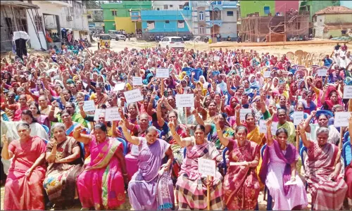 கடலில் எரிவாயு எடுக்கும் திட்டத்துக்கு எதிர்ப்பு தெரிவித்து மீனவர்கள் போராட்டம்