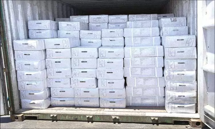 துபாயில் இருந்து கப்பல் மூலம் தூத்துக்குடிக்கு கடத்தி வரப்பட்ட ரூ.4 கோடி சிகரெட்டுகள் பறிமுதல் துபாயில் இருந்து கப்பல் மூலம் தூத்துக்குடிக்கு கடத்தி வரப்பட்ட ரூ.4 கோடி சிகரெட்டுகள் பறிமுதல்