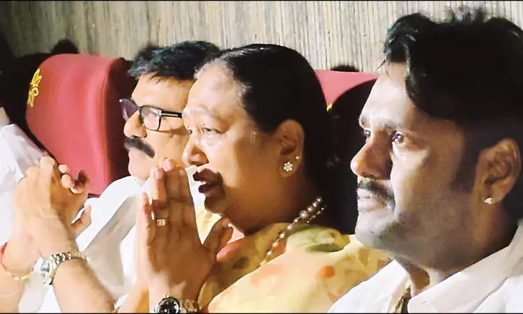 ‘கேப்டன் பிரபாகரன்’ படத்தை குடும்பத்துடன் பார்த்த பிரேமலதா... விஜயகாந்தை பார்த்ததும் கண்கலங்கினார்