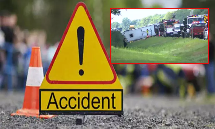 அமெரிக்கா:  சுற்றுலா பஸ் விபத்தில் சிக்கி 5 பேர் பலி; இந்தியர்கள் உள்பட 40 பேர் காயம்