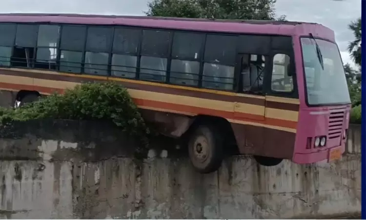 அந்தரத்தில் தொங்கிய அரசுப் பேருந்து - பொன்னேரி அருகே பரபரப்பு