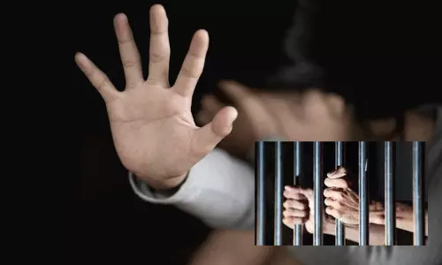 பள்ளி மாணவிகளிடம் சில்மிஷம்: போக்சோவில் உடற்கல்வி ஆசிரியர் கைது