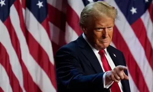 அமெரிக்காவில் வசிக்கும் 5.5 கோடி பேரின் விசாக்கள் மறுபரிசீலனை.. இந்தியர்களுக்கு சிக்கல் ஏற்படுமா..? அமெரிக்காவில் வசிக்கும் 5.5 கோடி பேரின் விசாக்கள் மறுபரிசீலனை.. இந்தியர்களுக்கு சிக்கல் ஏற்படுமா..?