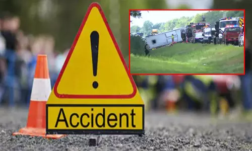 அமெரிக்கா:  சுற்றுலா பஸ் விபத்தில் சிக்கி 5 பேர் பலி; இந்தியர்கள் உள்பட 40 பேர் காயம்