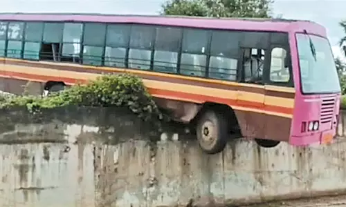 கட்டுப்பாட்டை இழந்து அந்தரத்தில் தொங்கிய அரசு பஸ்: பயணிகள் உயிர் தப்பினர்