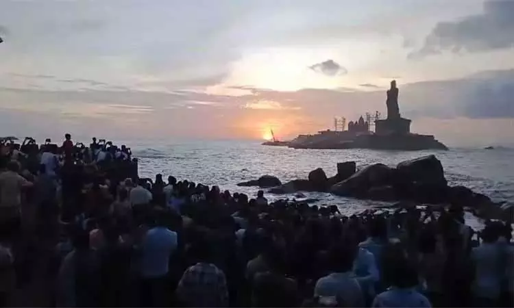 வார விடுமுறை: கன்னியாகுமரியில் குவிந்த சுற்றுலா பயணிகள்