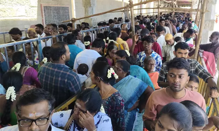 விடுமுறை தினம்.. திருச்செந்தூர் முருகன் கோவிலில் திரளான பக்தர்கள் சாமி தரிசனம்
