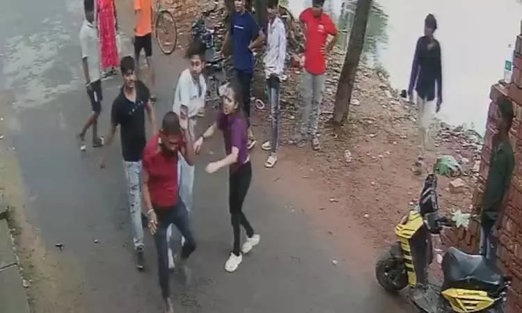 பொது இடத்தில் மது அருந்திய இளைஞர்களை கண்டித்த ஆசிரியர் மீது தாக்குதல்