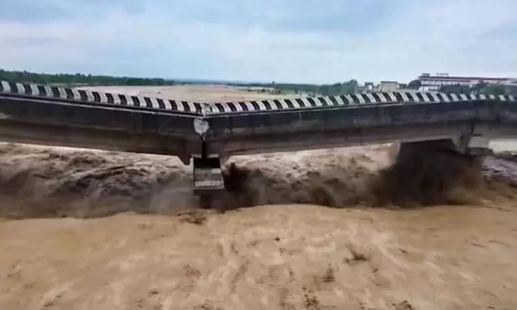 ஜம்மு காஷ்மீரில் வரலாறு காணாத மழை: முக்கிய சாலைகள் வெள்ளத்தில் மூழ்கின