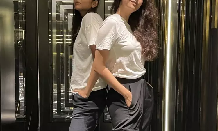 Do you know who the people in the photo are? - Friends since childhood...now star heroines