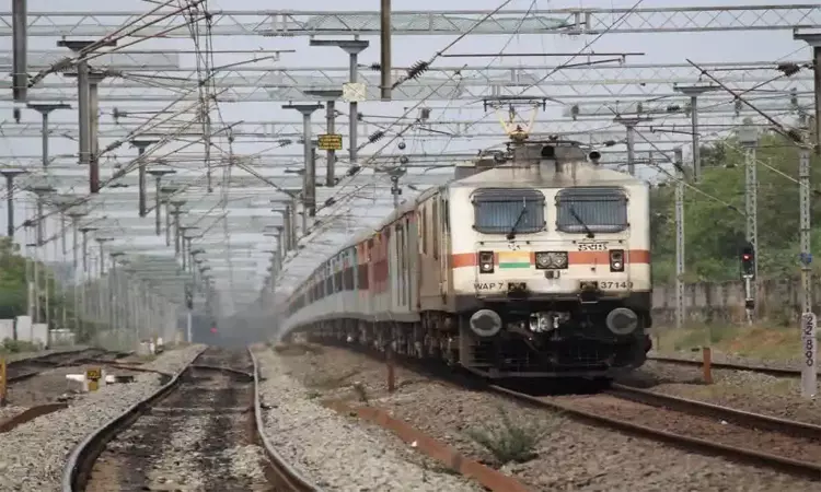 மதுரையில் தண்டவாளம் புதுப்பித்தல் பணி: ஈரோடு-செங்கோட்டை ரெயில் சேவையில் மாற்றம் மதுரையில் தண்டவாளம் புதுப்பித்தல் பணி: ஈரோடு-செங்கோட்டை ரெயில் சேவையில் மாற்றம்