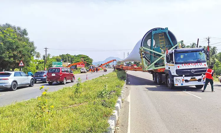 லாரியில் கொண்டு வந்த காற்றாலை இறக்கை சாலையில் சரிந்ததால் பரபரப்பு