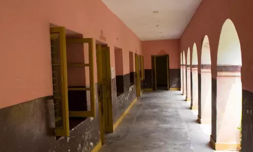 தடை செய்யப்பட்ட அமைப்புக்கு சொந்தமான 215 பள்ளிகளை கையகப்படுத்திய காஷ்மீர் அரசு