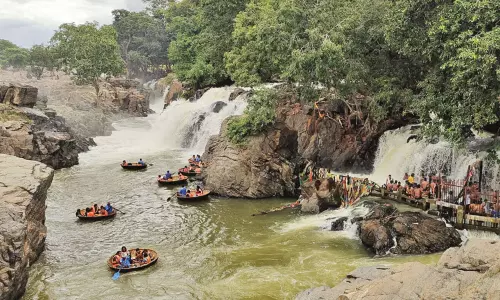 வார விடுமுறையையொட்டி ஒகேனக்கல்லில் குவிந்த சுற்றுலா பயணிகள்