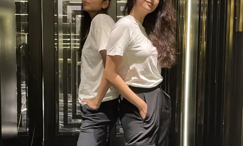 Do you know who the people in the photo are? - Friends since childhood...now star heroines