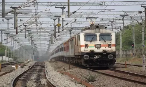 மதுரையில் தண்டவாளம் புதுப்பித்தல் பணி: ஈரோடு-செங்கோட்டை ரெயில் சேவையில் மாற்றம் மதுரையில் தண்டவாளம் புதுப்பித்தல் பணி: ஈரோடு-செங்கோட்டை ரெயில் சேவையில் மாற்றம்