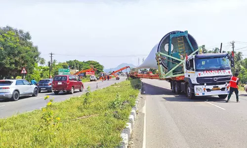 லாரியில் கொண்டு வந்த காற்றாலை இறக்கை சாலையில் சரிந்ததால் பரபரப்பு