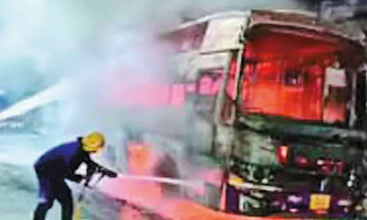 ஆம்னி பஸ் தீப்பிடித்து எரிந்ததால் பரபரப்பு - 44 பயணிகளின் நிலை என்ன? ஆம்னி பஸ் தீப்பிடித்து எரிந்ததால் பரபரப்பு - 44 பயணிகளின் நிலை என்ன?