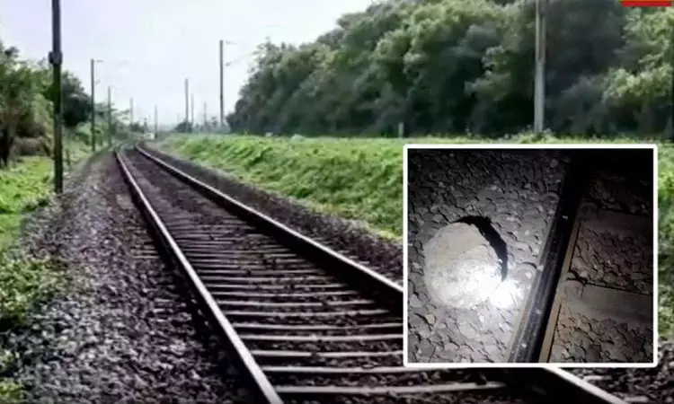 ரெயில் தண்டவாளத்தில் சிமெண்ட் கற்கள் - போலீசார் விசாரணை